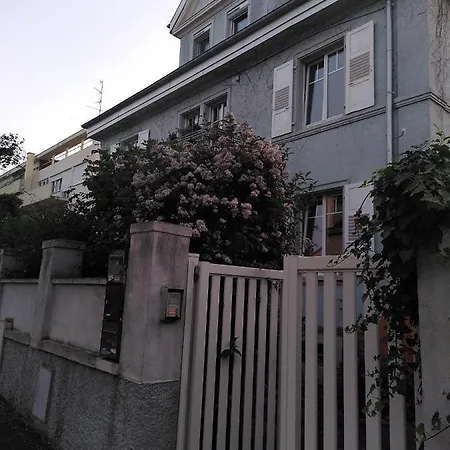 La Maison Bleue Apartment *