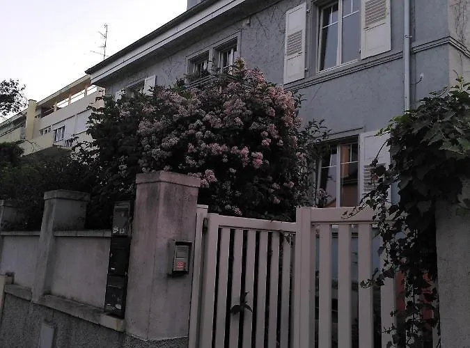 La Maison Bleue Apartment *
